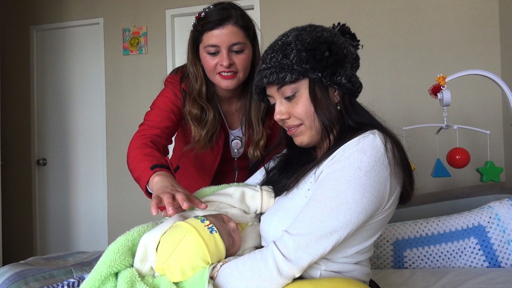 Luisa Montoya y bebe visitados en su casa1