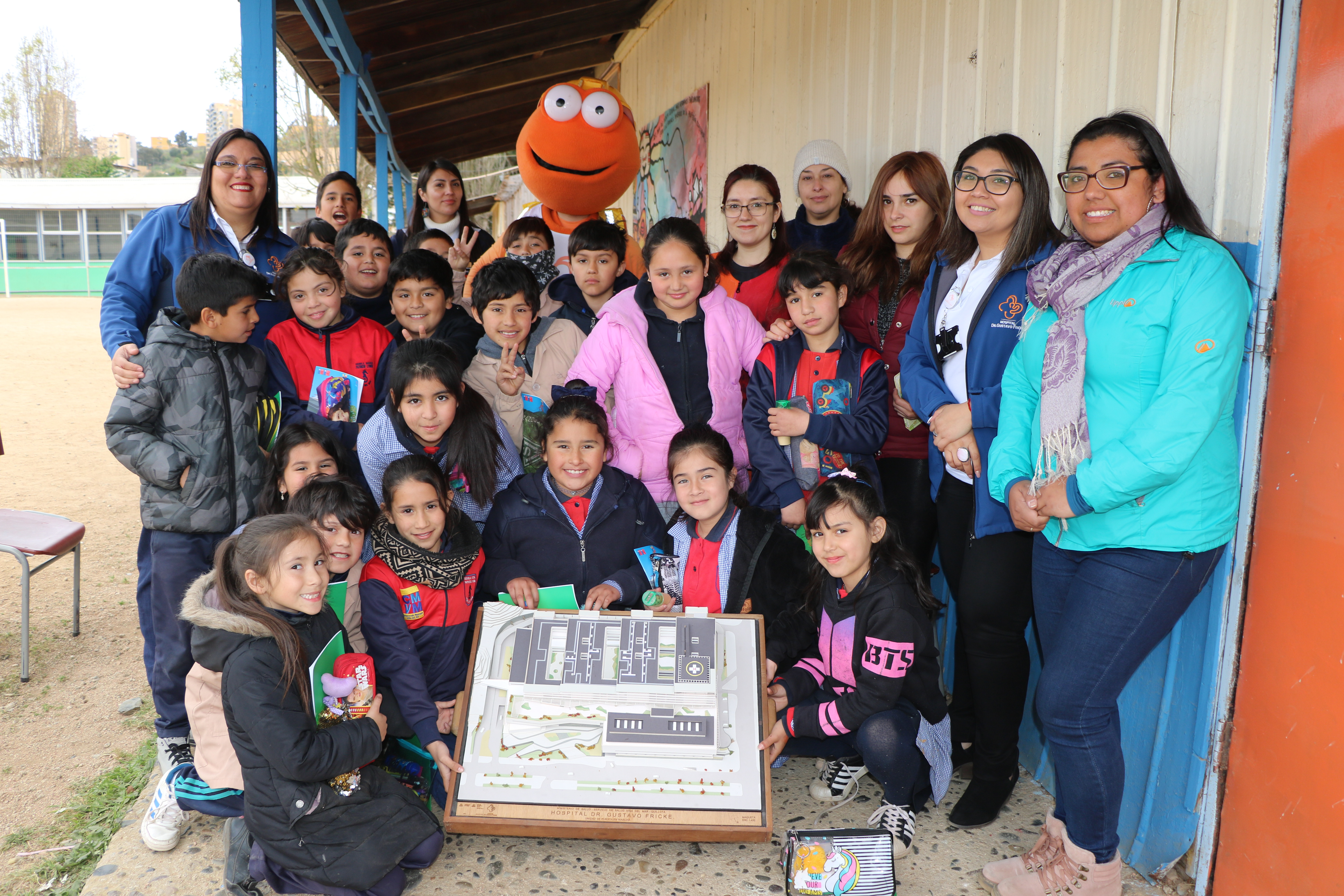 Alumnos de Colegio Patricio Lynch conocen el nuevo Hospital