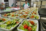 Pacientes del Hospital Dr. Gustavo Fricke fueron sorprendidos con cena navideña llena de cariño