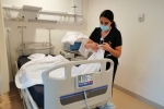 Funcionarios del Hospital Dr. Gustavo Fricke equipan las camas del nuevo recinto