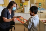 Pacientes del Servicio de Pediatría reciben libros con imágenes virtuales para fortalecer su aprendizaje científico