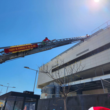 El Viejito Pascuero visitó el Hospital Dr. Gustavo Fricke junto a los Bomberos de Viña del Mar