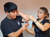 Niños con diabetes tipo 1 reciben sensores de glucosa que evitan pinchazos y permiten monitoreo en tiempo real